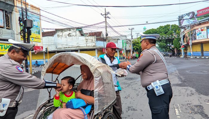 Bagikan Nasi Bungkus, Satlantas Polres Lumajang Edukasi Masyarakat tentang Tertib Lalu Lintas
