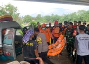 Polisi Bersama Petugas Gabungan Evakuasi Jenazah Lansia Korban Terseret Arus Sungai