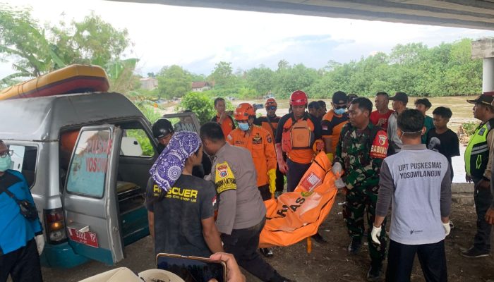 Polisi Bersama Petugas Gabungan Evakuasi Jenazah Lansia Korban Terseret Arus Sungai