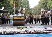Polres Lumajang Musnahkan Ribuan Miras dan Knalpot Brong di Penghujung Tahun