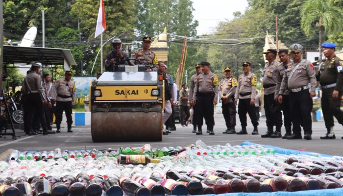 Polres Lumajang Musnahkan Ribuan Miras dan Knalpot Brong di Penghujung Tahun