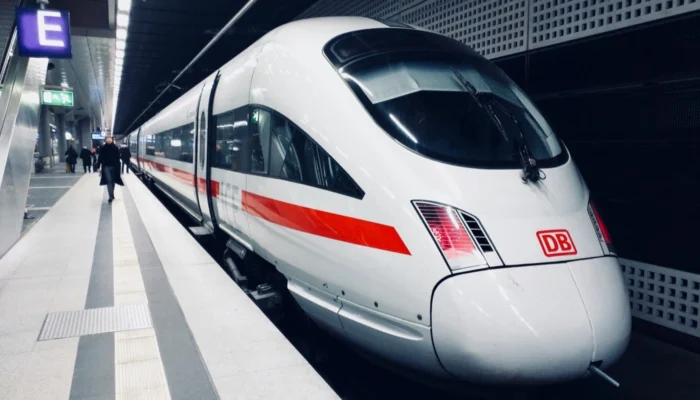 Kereta super cepat Bima 1 siap menyambut kedatangan penumpang.