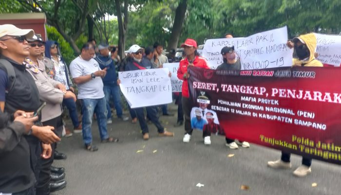 Ratusan Aktivis Demo Polda Jatim, Tuntut Tetapkan Tersangka Terkait Kasus Dugaan Korupsi DID di Sampang