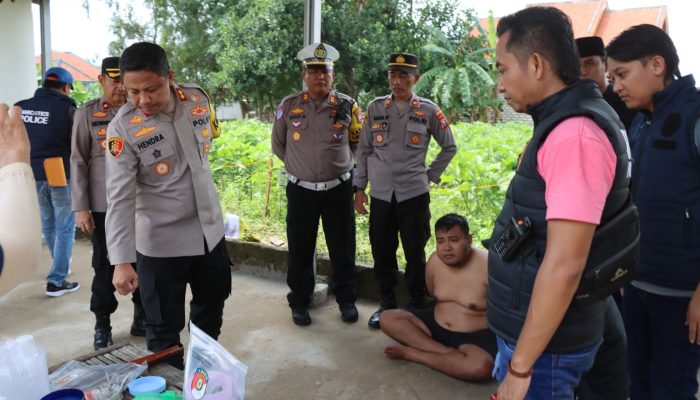 Kapolres Pamekasan Pimpin Langsung Penggerebekan Bandar Narkoba Ditemukan Senjata Dan Ratusan Klip Sabu