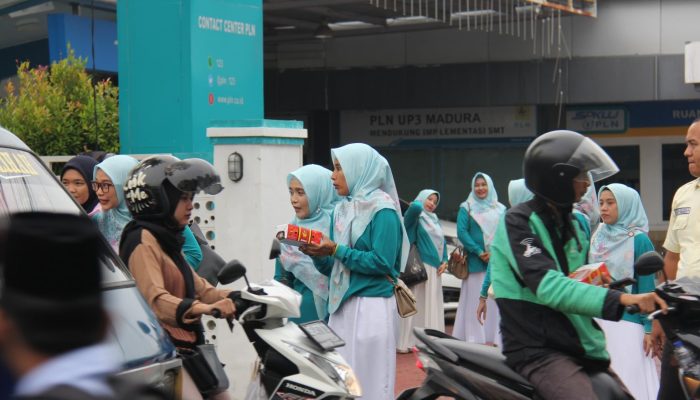 Aksi sosial berupa ratusan paket takjil digelar PIKK dan Srikandi PLN UP3