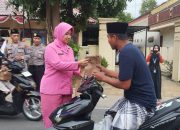 Kapolsek Proppo Beserta Anggota dan Bhayangkari Bagi-Bagi Takjil