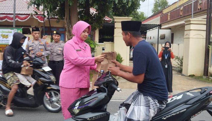 Kapolsek Proppo Beserta Anggota dan Bhayangkari Bagi-Bagi Takjil