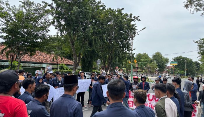 BEM Universitas Madura Lakukan Aksi Demo di Depan Kantor DPRD Tolak UU TNI Yang Baru Disahkan