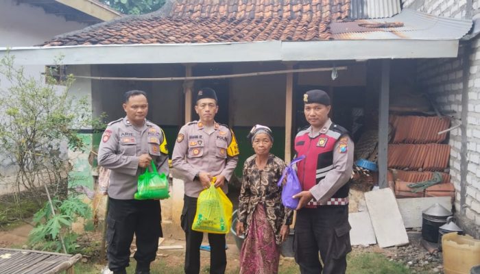 Polsek Proppo Pamekasan Berikan Sembako Kepada Janda dan Masyarakat Kurang Mampu