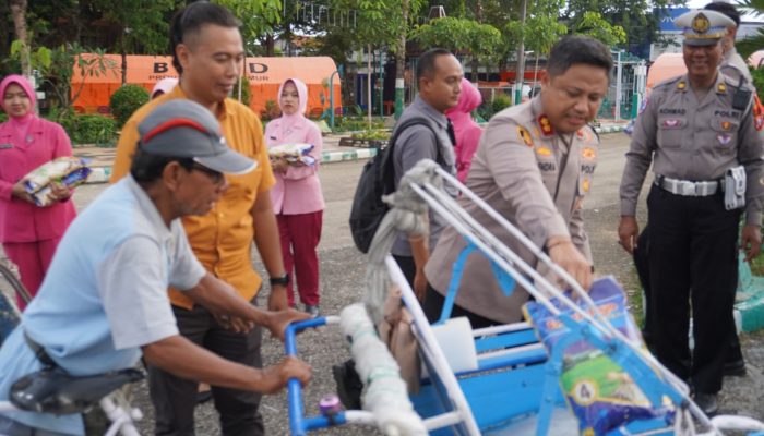Polres Pamekasan Bersama Pengurus Bhayangkari Salurkan Bansos Jelang Lebaran