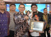 SNKI Anugerahi Bupati Sumenep Sebagai Tokoh Inspiratif Pelestarian Budaya Keris