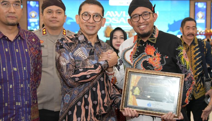 SNKI Anugerahi Bupati Sumenep Sebagai Tokoh Inspiratif Pelestarian Budaya Keris