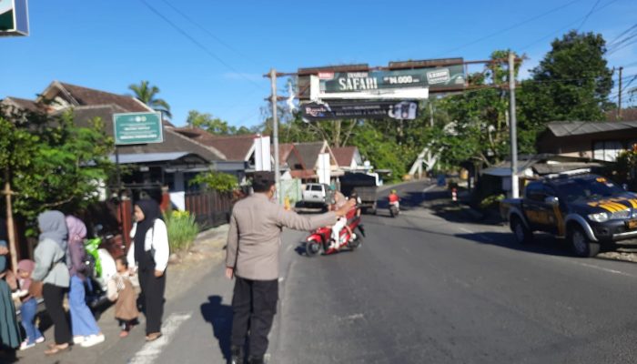 Polsek Pronojiwo Amankan dan Atur Lalu Lintas Lomba Pop Up Sekolah Karakter TK Muslimat NU Penuh Humanis