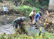 Aksi Gotong Royong Babinsa dan Masyarakat Tempursari Jaga Kebersihan Sungai