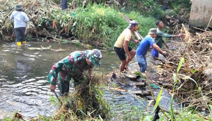 Aksi Gotong Royong Babinsa dan Masyarakat Tempursari Jaga Kebersihan Sungai