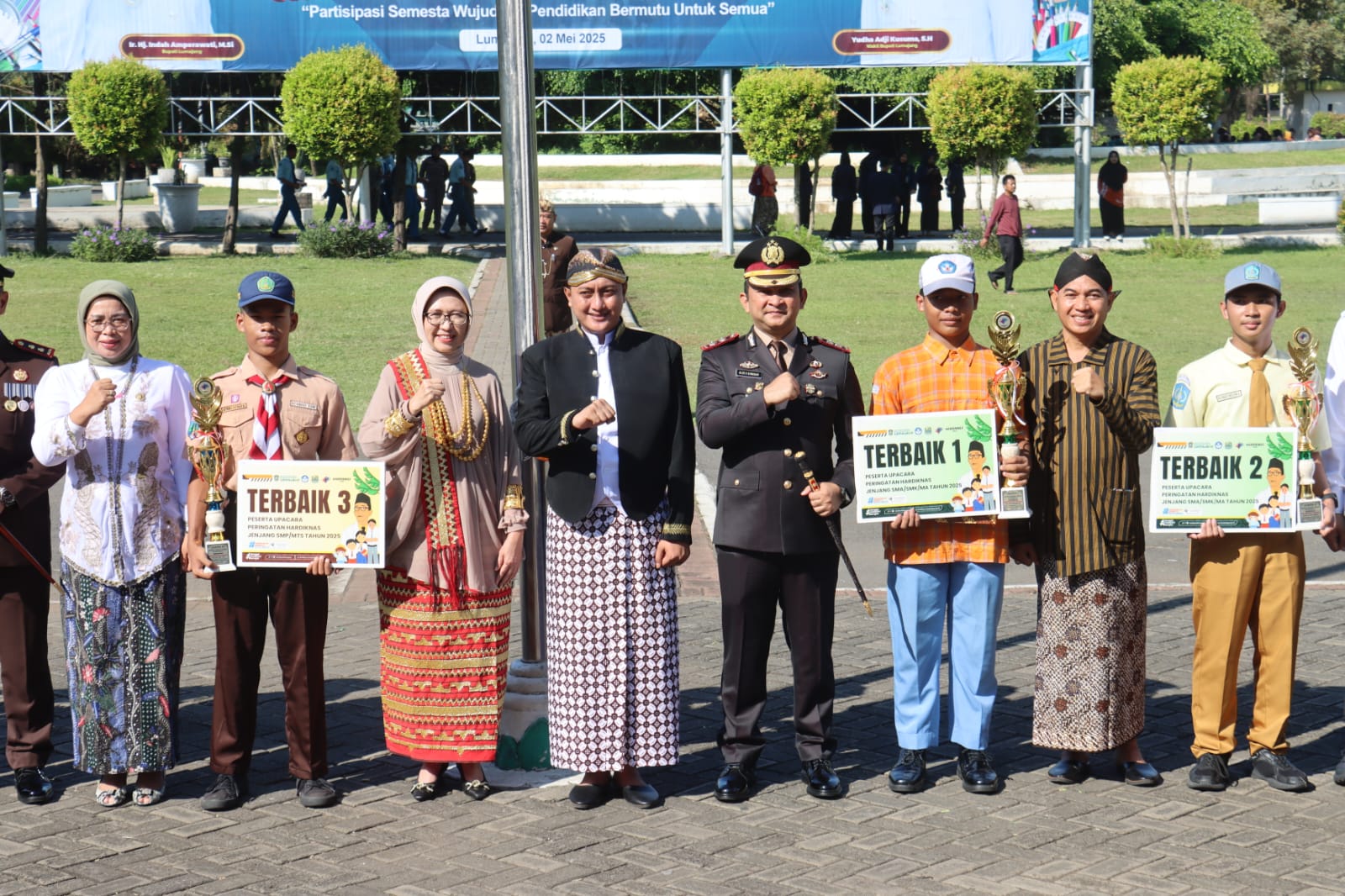 FOTO: Kapolres Lumajang AKBP Alex Sandy Siregar, S.I.K., S.H., M.H., Bupati Lumajang Ir. Indah Amperawati Masdar, M.Si., Usai Upacara peringatan Hari Pendidikan Nasional (Hardiknas) tahun 2025