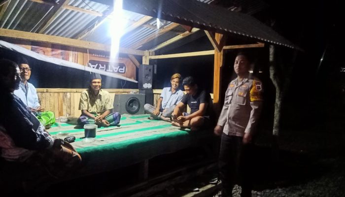 FOTO: Anggota Kepolisian Sektor (Polsek) Kunir Tengah Melakukan Patroli Malam Sambangi Salah Satu Pos Ronda di Desa Karanglo, Kecamatan Kunir, Kabupaten Lumajang