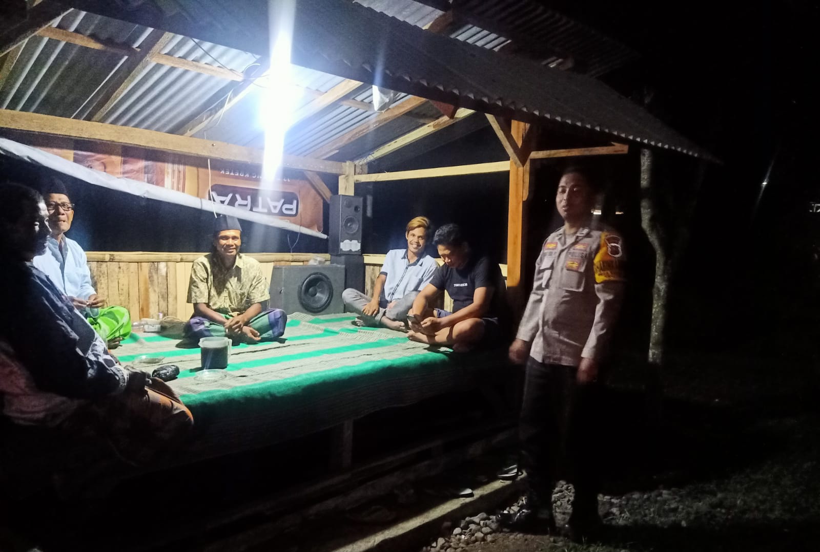 FOTO: Anggota Kepolisian Sektor (Polsek) Kunir Tengah Melakukan Patroli Malam Sambangi Salah Satu Pos Ronda di Desa Karanglo, Kecamatan Kunir, Kabupaten Lumajang