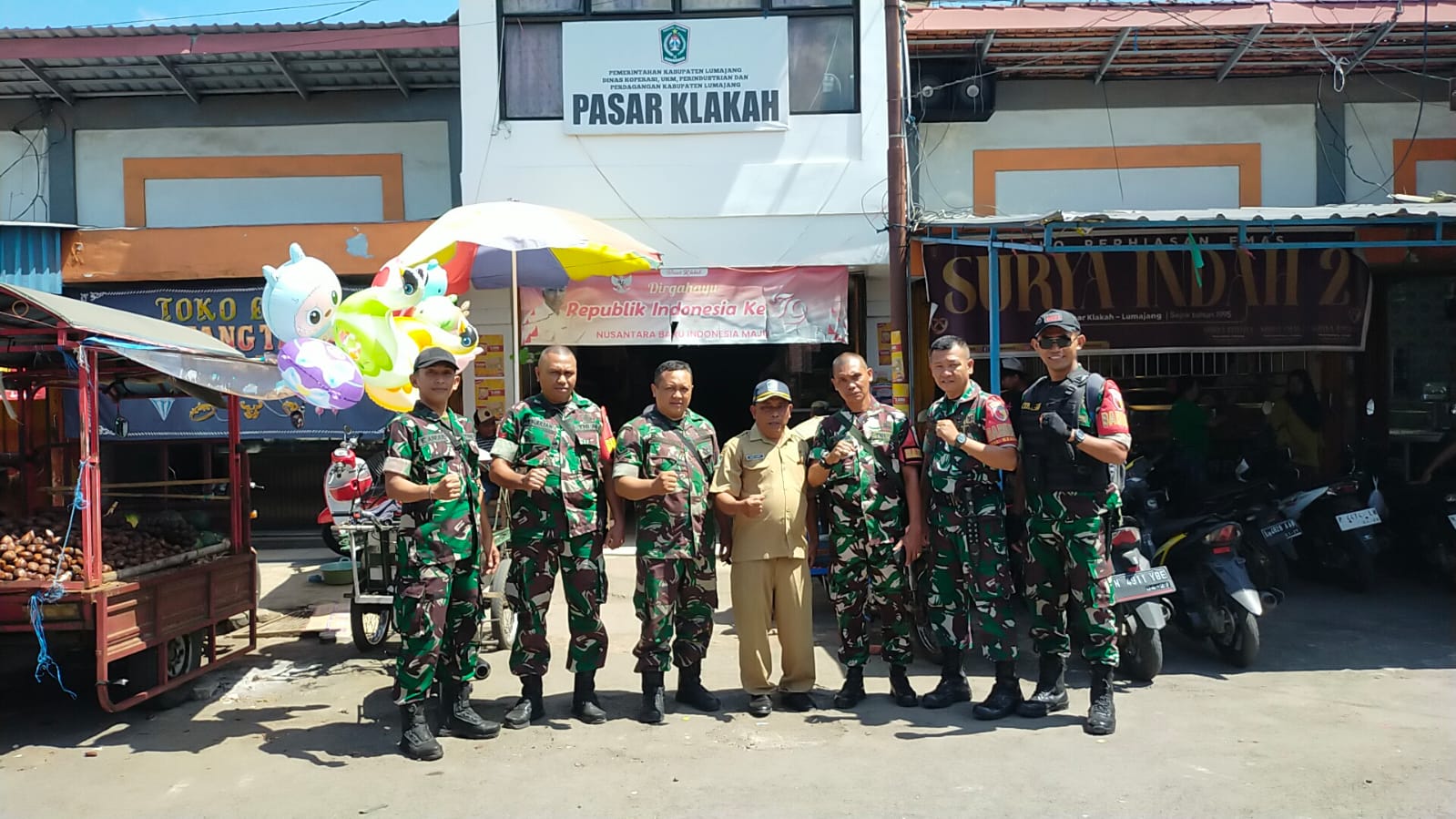 FOTO: Babinsa Mlawang Koramil 0821-05/Klakah, Koptu Ramli bersama personel Koramil tengah melaksanakan kegiatan patroli wilayah