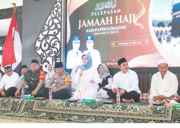 FOTO: Bupati dan Wakil Bupati Lumajang, Indah Amperawati dan Yudha Adji kusumah Saat Acara Pelepasan Jamaah Haji Tahun 2025