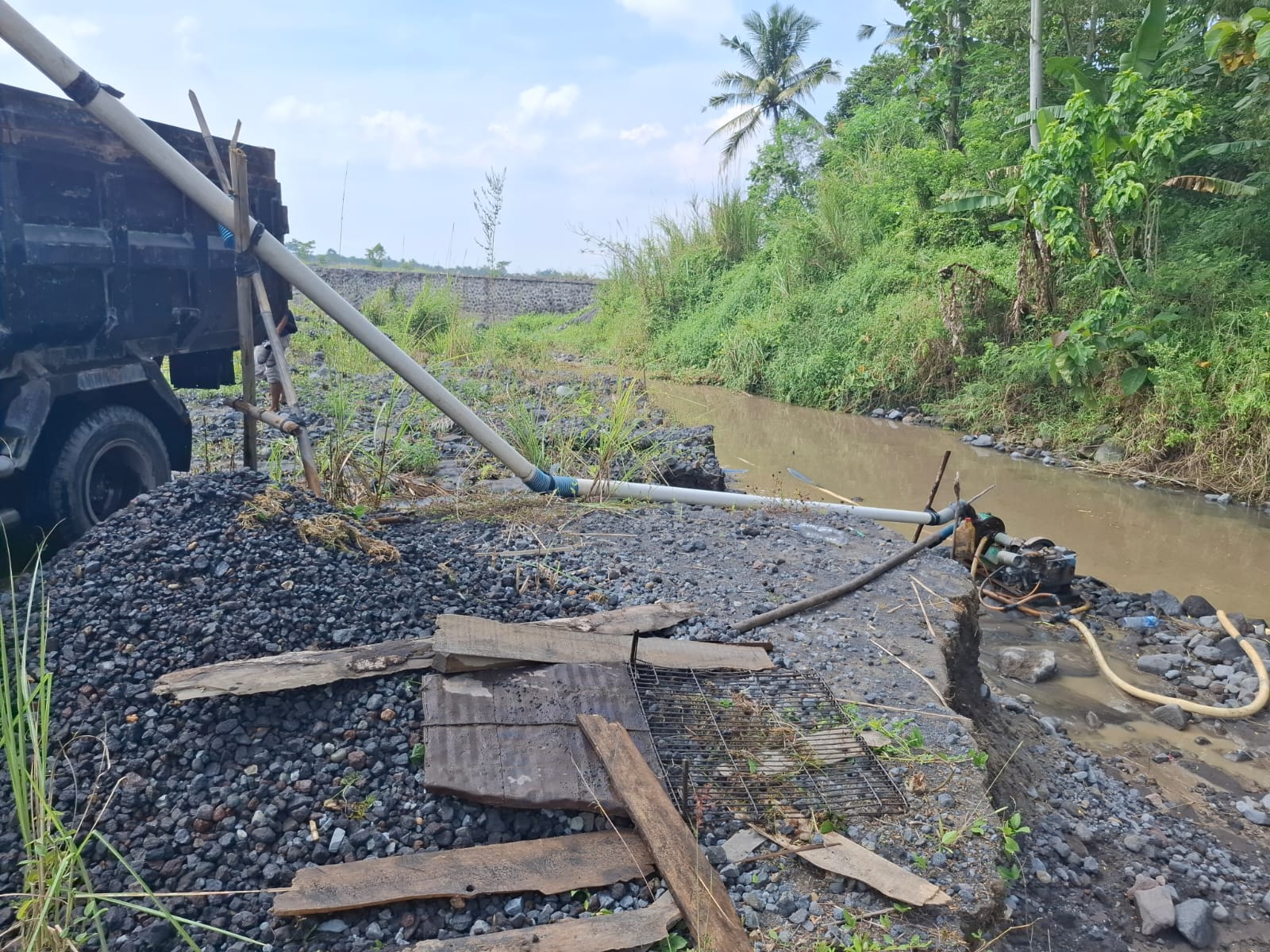 FOTO: Lokasi Tambang Pasir Ilegal Menggunakan Alat Manual Sistem Sedotan