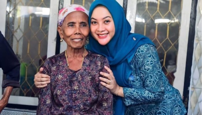 FOTO: Ketua tim penggerak PKK Kabupaten Lumajang, Dewi Natalia Aji Kusuma Bersama Ibu Lansia