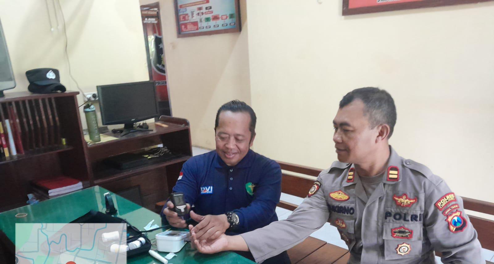FOTO: Polsek Tempursari bekerja sama dengan Rumah Sakit Bhayangkara Lumajang menggelar kegiatan pengecekan kesehatan Personel berkala