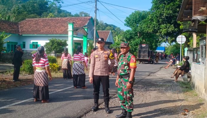 Sinergitas TNI-Polri Wujudkan Pengamanan Tertib Perayaan Adat Unduh-Unduh di Tempursari
