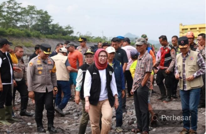 Foto: Gerak Cepat Bupati Lumajang Bersama Rombongan 82 KK Terselamatkan dari Ancaman Banjir Gunung Semeru