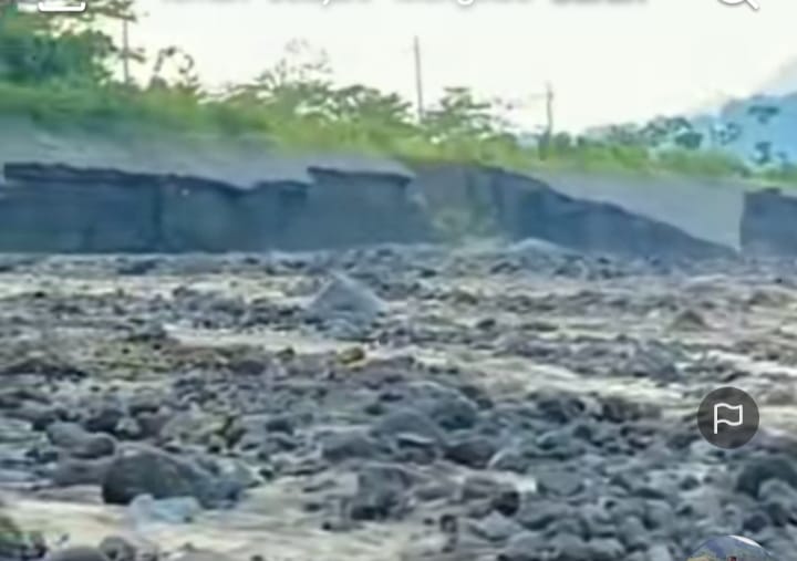 FOTO: Tampak Akibat Bencana Banjir tanggul di Dusun Kebondili di Desa Sumberwuluh Semakin Meluas dari Awalnya 300 Meter Sekarang bertambah 500 Meter