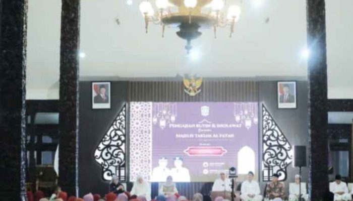 FOTO: Bupati Lumajang Indah Amperawati (Bunda indah) Dalam Kegiatan Pengajian Rutin Bulanan di Pendopo Ariya wiraraja
