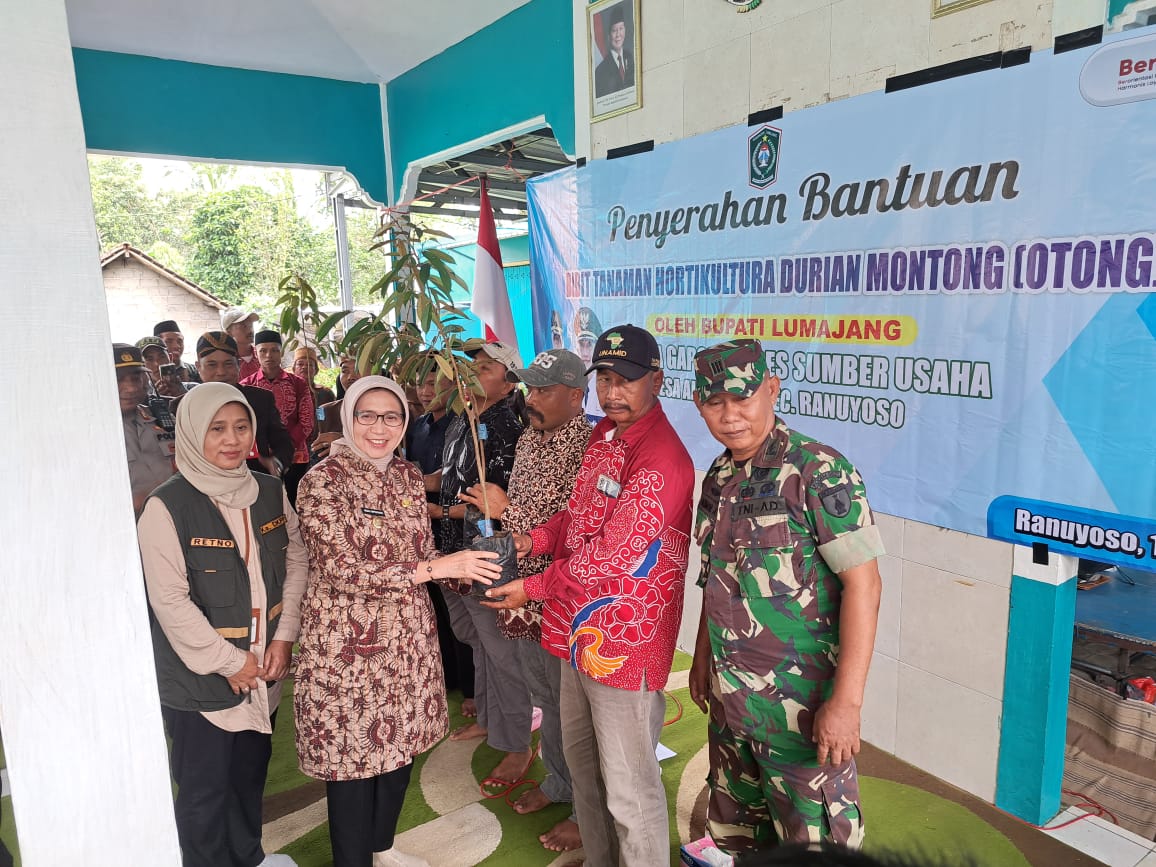 FOTO: Bupati Lumajang Indah Amperawati (Bunda indah) didampingi kepala dinas ketahanan pangan dan pertanian (DKPP) Retno Wulan Andari