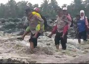 Polisi Bantu Gendong Pelajar Seberangi Sungai Regoyo Akibat Banjir Lahar Dingin Semeru
