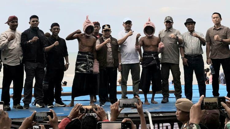 FOTO: Ketua DPRD Sumenep, H. Zainal Arifin saat menghadiri Festival Ojhung 2025 di Pantai Badur, Kecamatan Batuputih