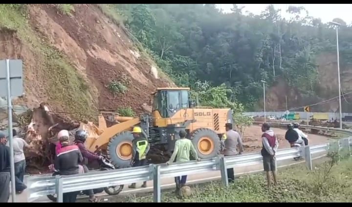FOTO: Tanah Longsor di Jalur Piket Nol KM 55, di Dusun Kamar Kajang, Desa Sumberwuluh, Kecamatan Candipuro, Kabupaten Lumajang