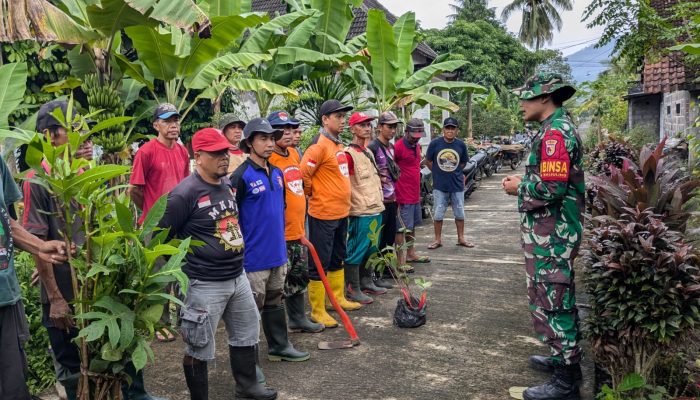 Kerja Bakti Penghijauan di Bantaran Sungai Rawaan, Babinsa dan Relawan Tanam 200 Bibit Pohon