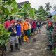 FOTO: Babinsa Koramil 0821-18/Tempursari Bersama Relawan Tanam 200 Bibit Pohon upaya melestarikan lingkungan dan mencegah bencana alam seperti longsor dan banjir