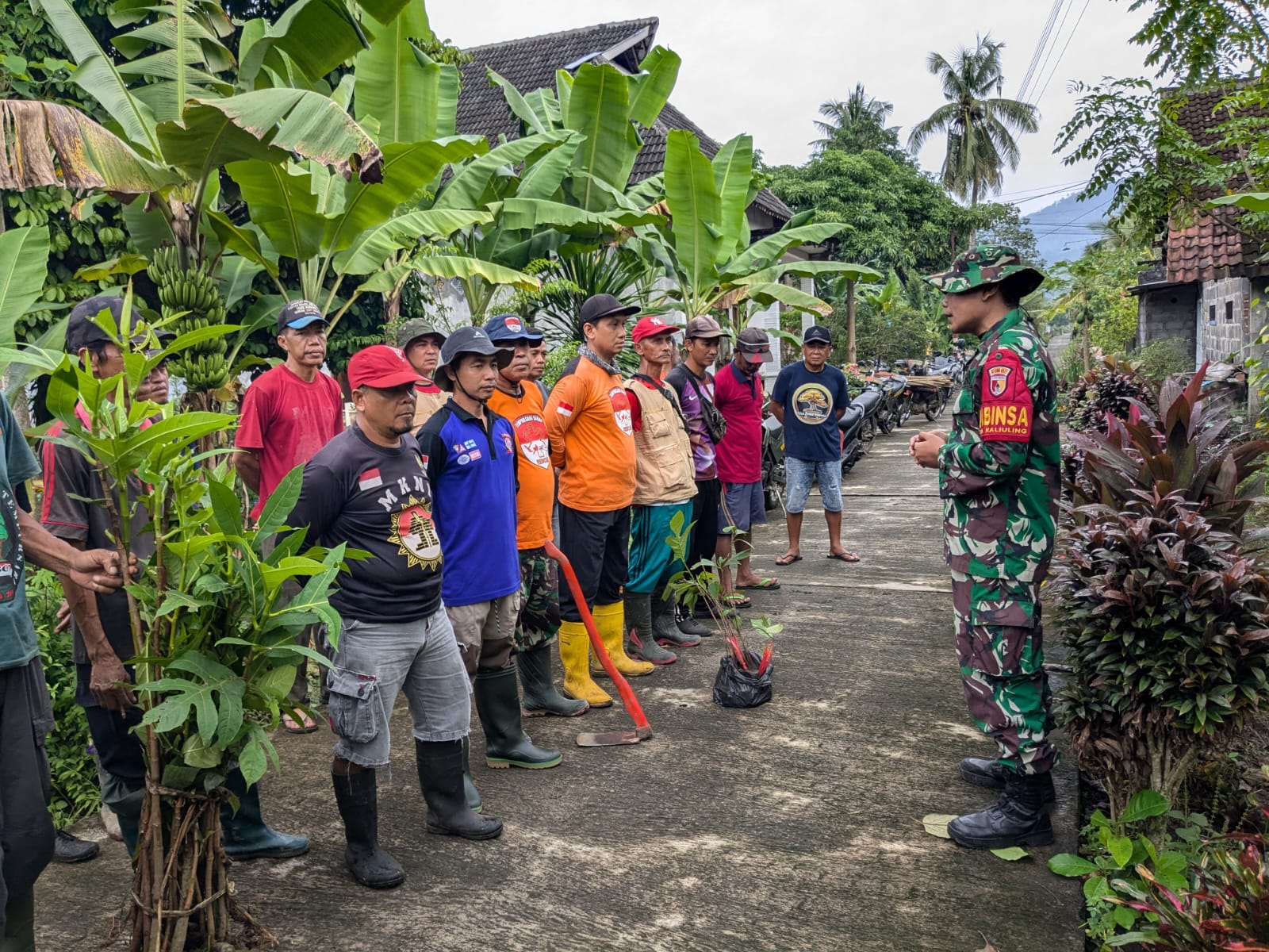 FOTO: Babinsa Koramil 0821-18/Tempursari Bersama Relawan Tanam 200 Bibit Pohon upaya melestarikan lingkungan dan mencegah bencana alam seperti longsor dan banjir