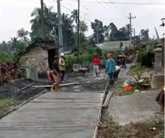 FOTO: Pembangunan Jalan Rabat Beton Jalan Lingkar Kabupaten di Desa Sumbermujur Kecamatan Candipuro Lumajang Hasil Swadaya Masyarakat