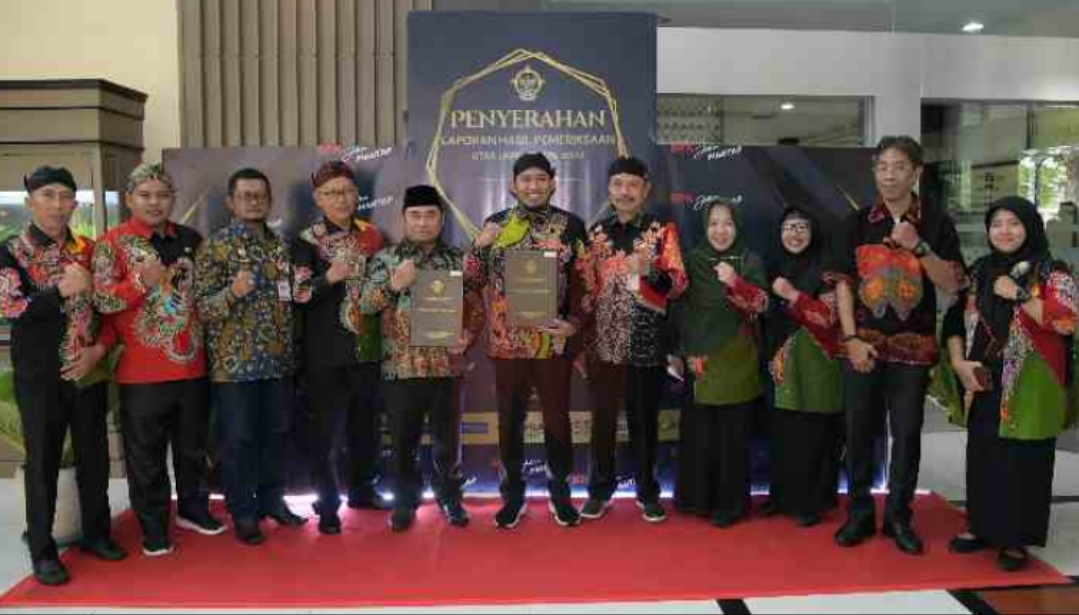 FOTO: Bupati Achmad Fauzi Wongsojudo didampingi para pejabat Pemkab Sumenep saat menerima penghargaan WTP atas LKPD Tahun Anggaran 2024