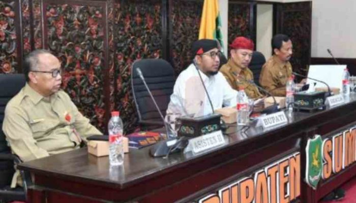FOTO: Bupati Sumenep, Achmad Fauzi Wongsojudo, saat membuka acara Sosialisasi Program Nasional Koperasi Merah Putih di Graha Arya Wiraraja