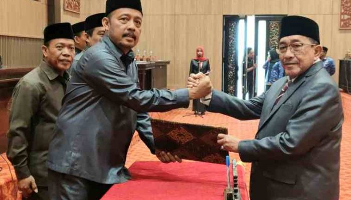 DPRD Sumenep Teken Naskah Persetujuan Bersama Terkait Dua Raperda Dalam Rapat Paripurna