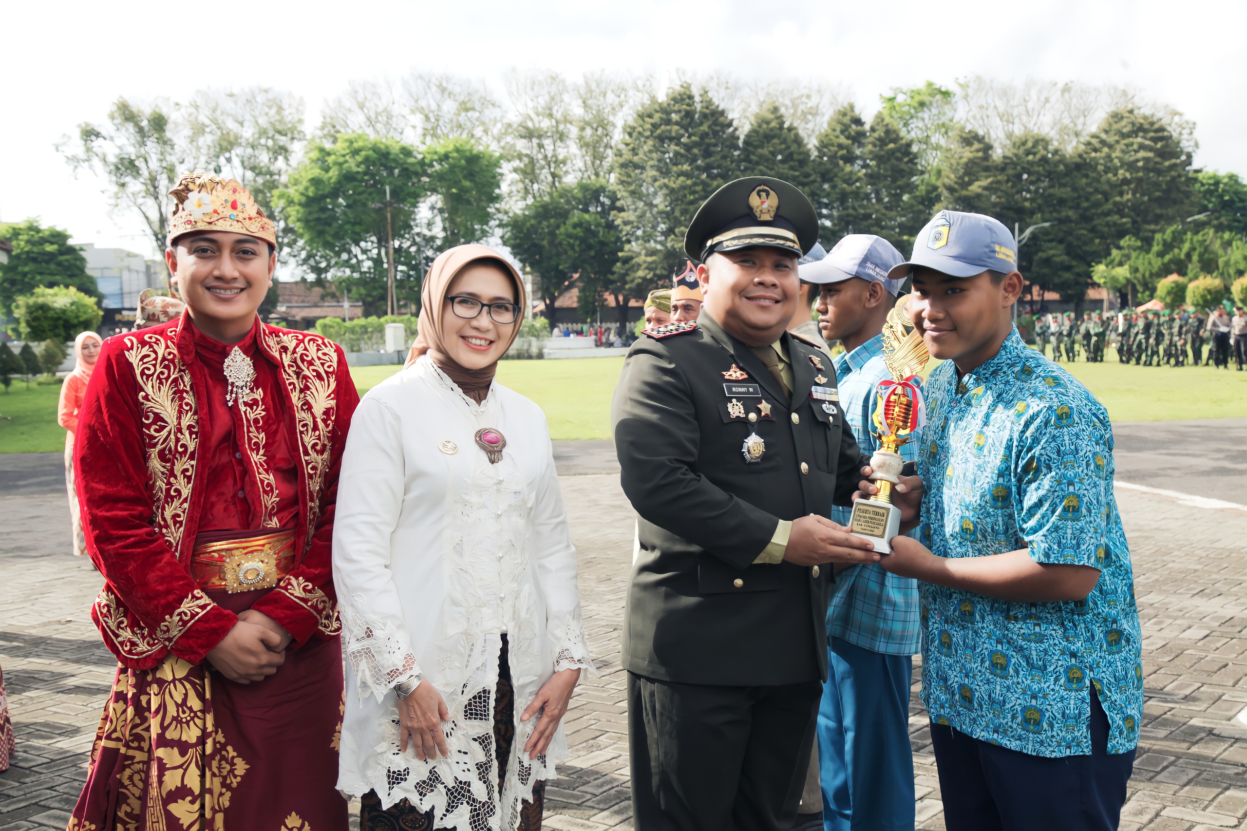 FOTO: Kodim 0821/Lumajang, Letkol Inf Ronny Wijaya Koesuma dan Bupati Lumajang Bunda Indah