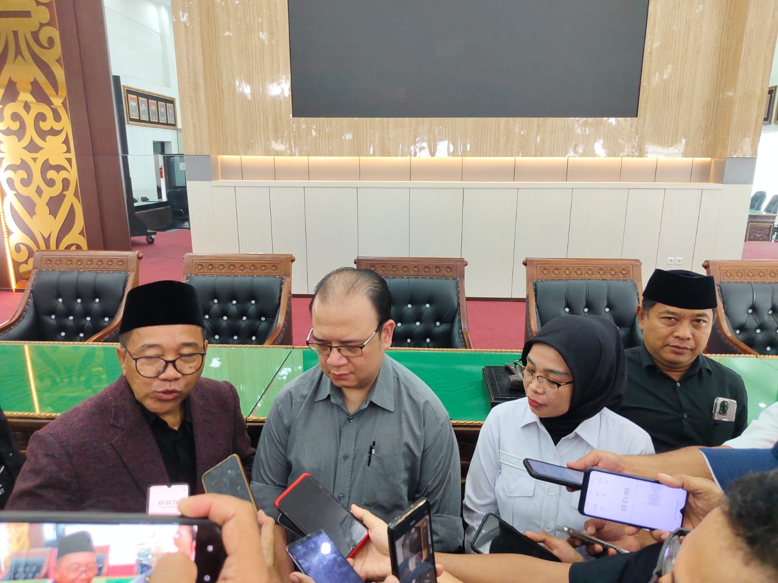 FOTO: Direktur PT Perkebunan Kalijeruk Mayo Wallah Tengah Dimintai Keterangan Oleh Sejumlah Wartawan