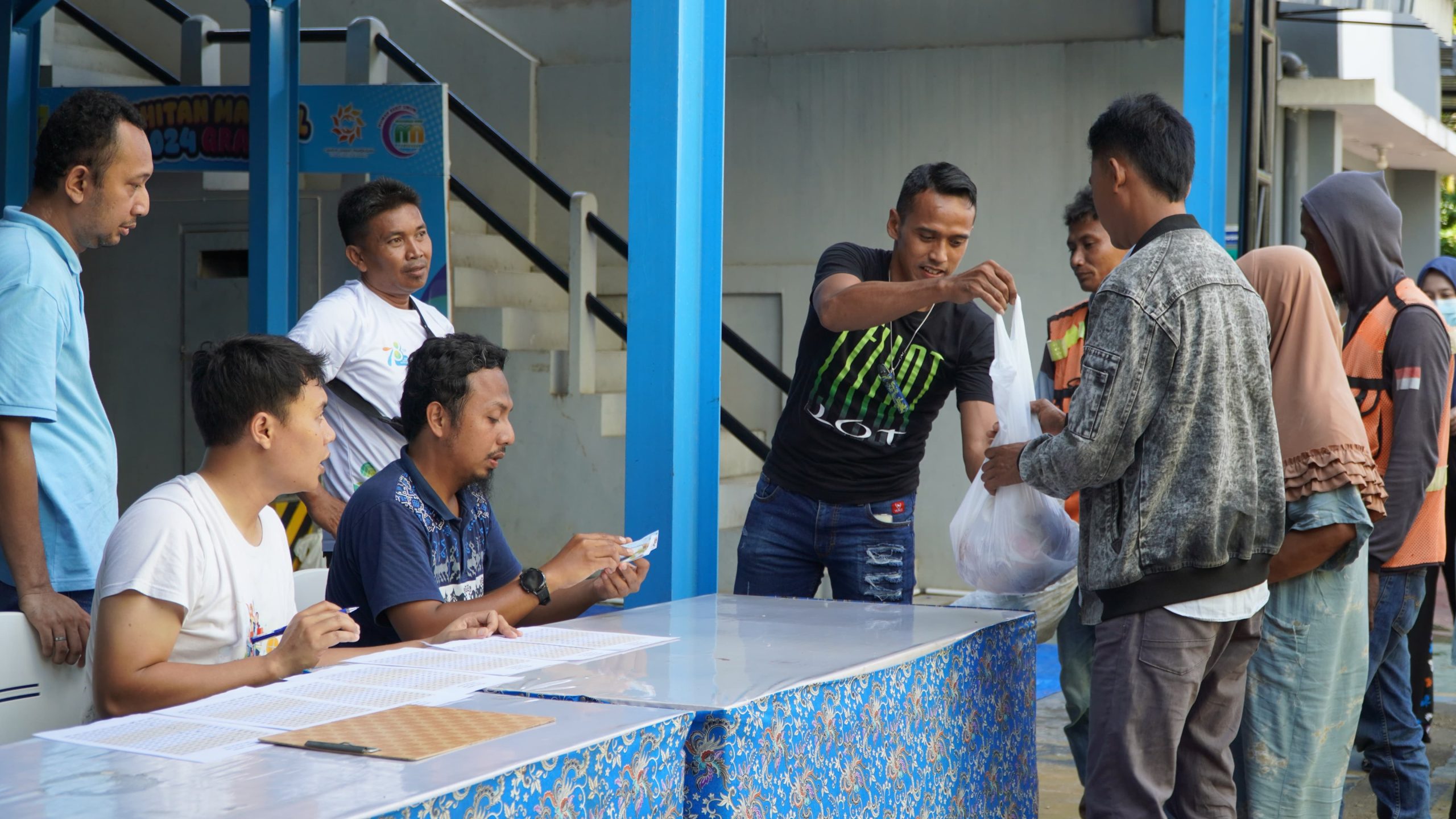 FOTO: PLN UP3 Berikan 1.838 Kantong Daging Kurban Diberikan kepada Masyarakat