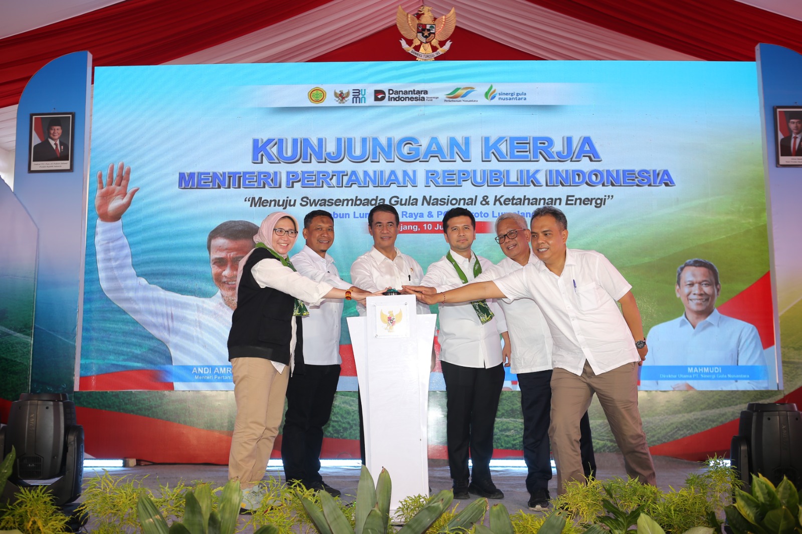 FOTO: Responsif, Menteri Pertanian Republik Indonesia Andi Amran Sulaiman Tinjau Keberadaan Kios Pupuk Bersubsidi di Lumajang