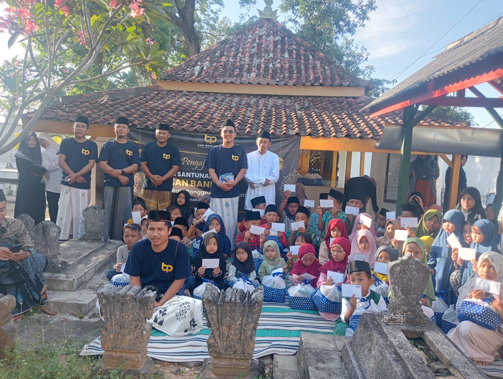 FOTO: Yayasan Bani Insan Peduli Gelar Pengajian dan Berikan Santunan Kepada Anak Yatim di Makam Raja Ronggo Sukowati Pamekasan