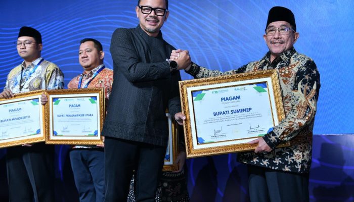Bupati Sumenep Terima Penghargaan Dari PERPAMSI Upaya pengembangan BUMD Sektor Air Minum