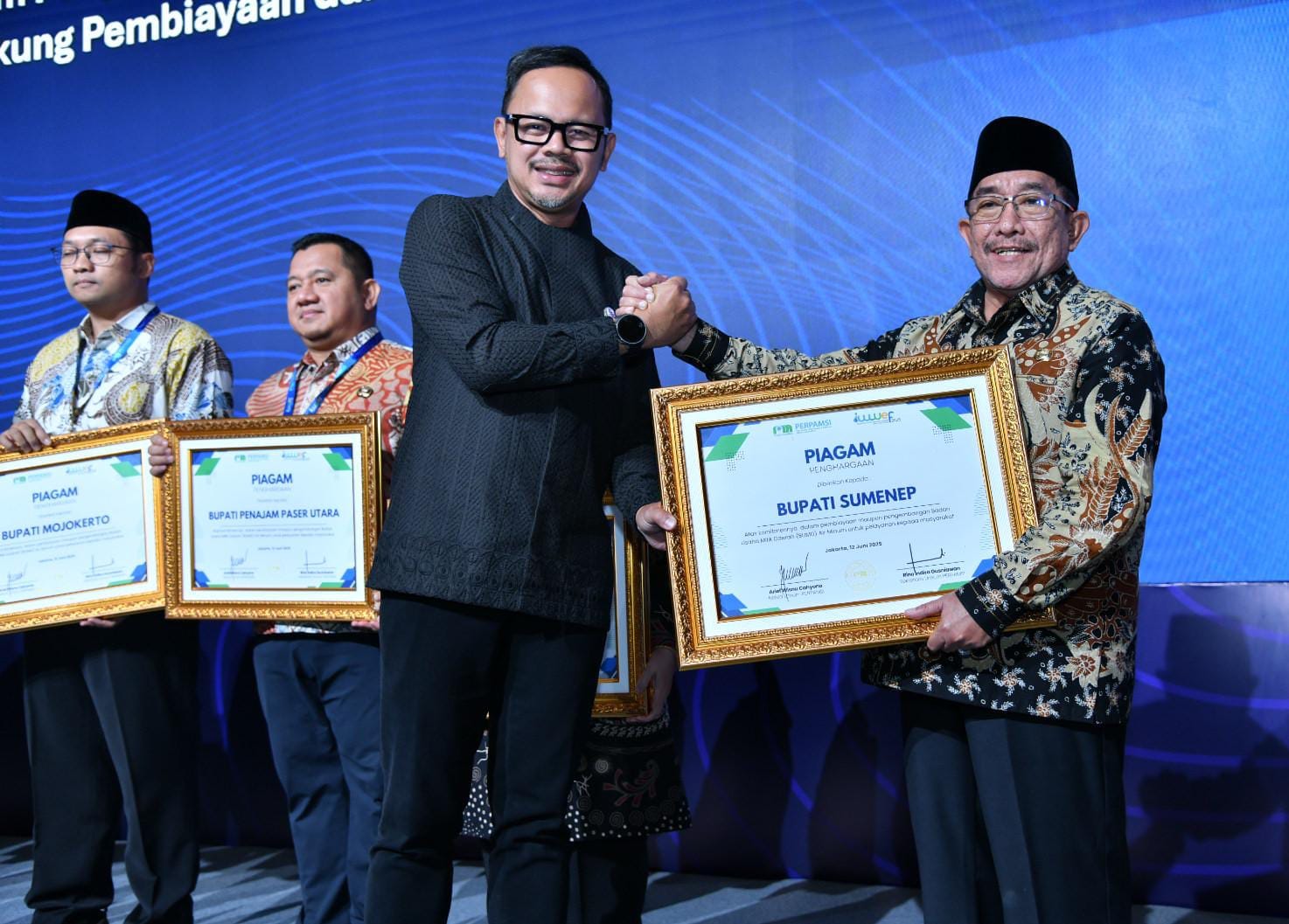 FOTO: Mewakili Bupati Sumenep, Wakil Bupati KH. Imam Hasyim Menerima Penghargaan Yang Diserahkan Langsung Oleh Wakil Menteri Dalam Negeri, Arya Bima Saat Acara Indonesia Water and Wastewater Expo and Forum (IWWEF), di Jakarta Convention Center