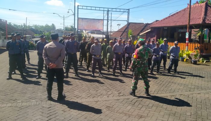 Tingkatkan Kesiapsiagaan, Babinsa dan Bhabinkamtibmas Bina Anggota Linmas Senduro